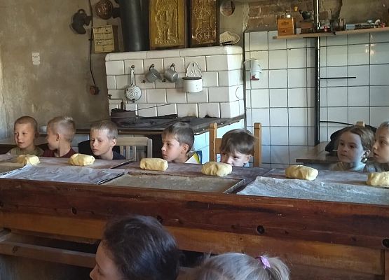 Grafika 3: Wizyta uczniów klas pierwszych SP Wicko w Piekarni Manufaktura w Łebie