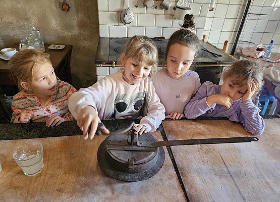 Grafika 4: Wizyta uczniów klas pierwszych SP Wicko w Piekarni Manufaktura w Łebie