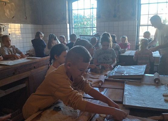 Grafika 6: Wizyta uczniów klas pierwszych SP Wicko w Piekarni Manufaktura w Łebie