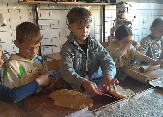 Grafika 11: Wizyta uczniów klas pierwszych SP Wicko w Piekarni Manufaktura w Łebie