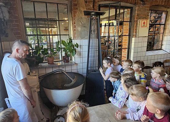 Grafika 15: Wizyta uczniów klas pierwszych SP Wicko w Piekarni Manufaktura w Łebie