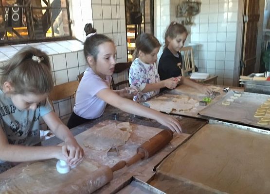 Grafika 18: Wizyta uczniów klas pierwszych SP Wicko w Piekarni Manufaktura w Łebie