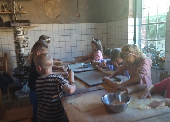 Grafika 19: Wizyta uczniów klas pierwszych SP Wicko w Piekarni Manufaktura w Łebie