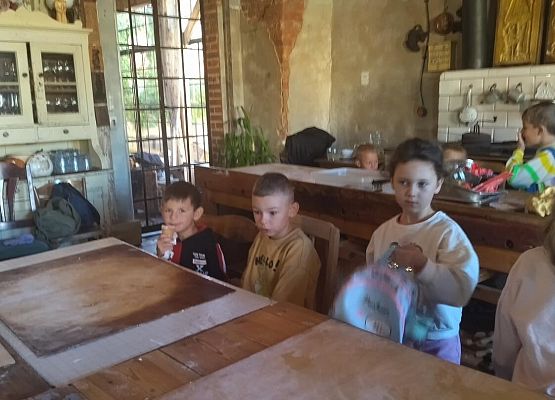 Grafika 20: Wizyta uczniów klas pierwszych SP Wicko w Piekarni Manufaktura w Łebie