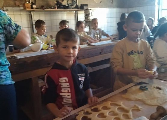 Grafika 23: Wizyta uczniów klas pierwszych SP Wicko w Piekarni Manufaktura w Łebie