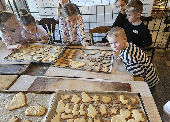 Grafika 24: Wizyta uczniów klas pierwszych SP Wicko w Piekarni Manufaktura w Łebie