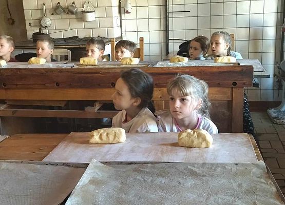 Grafika 28: Wizyta uczniów klas pierwszych SP Wicko w Piekarni Manufaktura w Łebie