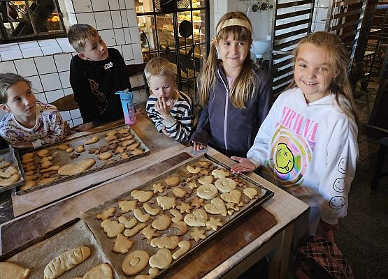 Grafika 30: Wizyta uczniów klas pierwszych SP Wicko w Piekarni Manufaktura w Łebie