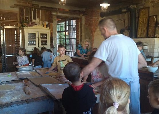 Grafika 31: Wizyta uczniów klas pierwszych SP Wicko w Piekarni Manufaktura w Łebie