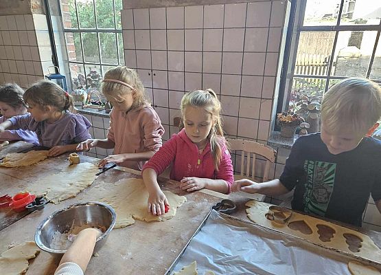 Grafika 32: Wizyta uczniów klas pierwszych SP Wicko w Piekarni Manufaktura w Łebie