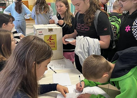 Grafika 13: Ogłoszenie wyników wyborów do Zarządu Samorządu Uczniowskiego