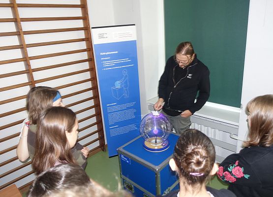 Grafika 60: Naukobus z Warszawy zawitał do szkoły w Wicku!