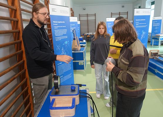 Grafika 74: Naukobus z Warszawy zawitał do szkoły w Wicku!