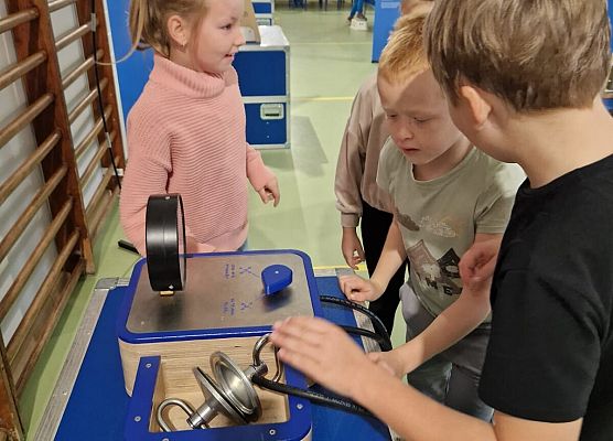 Grafika 5: Naukobus z Warszawy zawitał do szkoły w Wicku!