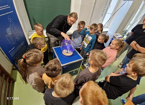 Grafika 18: Naukobus z Warszawy zawitał do szkoły w Wicku!