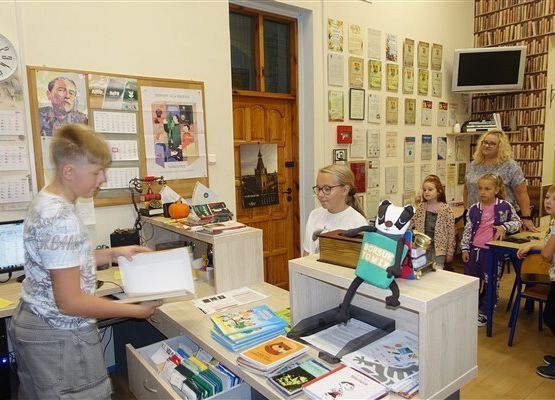 Grafika 2: Ślubowanie uczniów klas pierwszych na czytelników naszej biblioteki