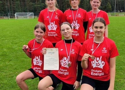 Grafika 1: Bardzo dobre występy naszych szkolnych drużyn sztafetowych w powiatowym finale sztafetowych biegów przełajowych