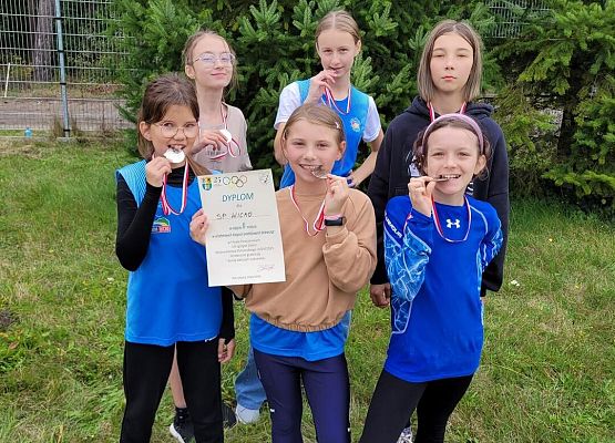 Grafika 3: Bardzo dobre występy naszych szkolnych drużyn sztafetowych w powiatowym finale sztafetowych biegów przełajowych