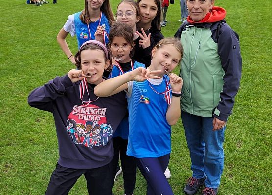 Grafika 4: Bardzo dobre występy naszych szkolnych drużyn sztafetowych w powiatowym finale sztafetowych biegów przełajowych