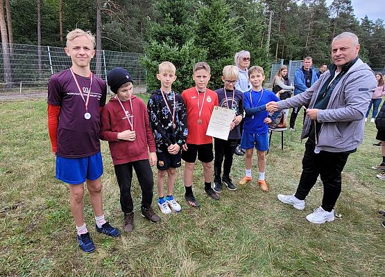 Grafika 5: Bardzo dobre występy naszych szkolnych drużyn sztafetowych w powiatowym finale sztafetowych biegów przełajowych