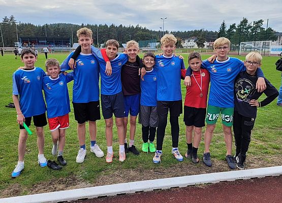 Grafika 6: Bardzo dobre występy naszych szkolnych drużyn sztafetowych w powiatowym finale sztafetowych biegów przełajowych