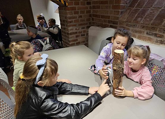 Grafika 27: Wycieczka  klas I-III do Muzeum Słowińskiego Parku Narodowego w Czołpinie