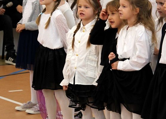 Grafika 9: Uroczyste obchody z okazji Dnia Edukacji Narodowej w naszej szkole