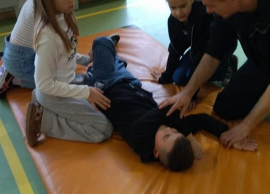 Grafika 1: Szkolenie z pierwszej pomocy dla kl. I-III