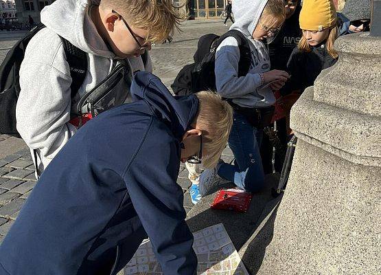 Grafika 2: Klasy piąte SP Wicko w krainie krasnali - wycieczka do Wrocławia