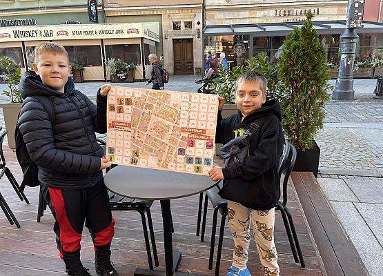 Grafika 4: Klasy piąte SP Wicko w krainie krasnali - wycieczka do Wrocławia