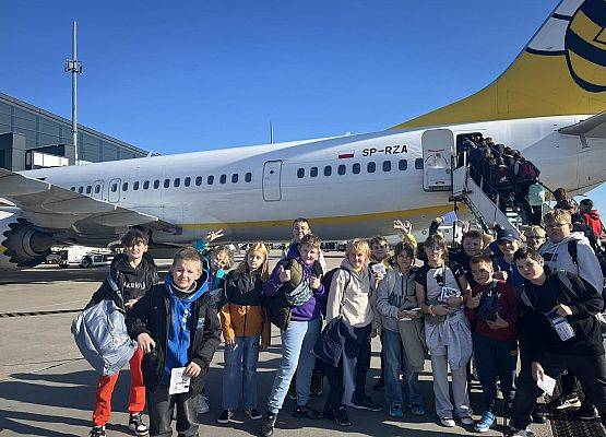 Grafika 5: Klasy piąte SP Wicko w krainie krasnali - wycieczka do Wrocławia