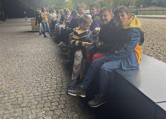 Grafika 9: Klasy piąte SP Wicko w krainie krasnali - wycieczka do Wrocławia