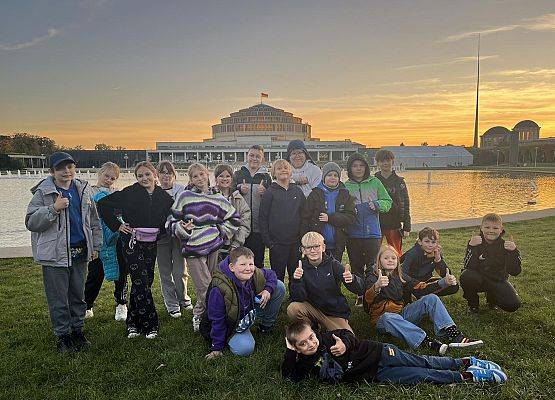 Grafika 10: Klasy piąte SP Wicko w krainie krasnali - wycieczka do Wrocławia