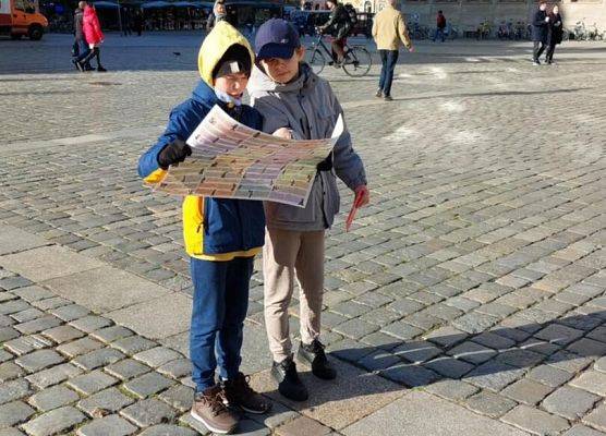 Grafika 16: Klasy piąte SP Wicko w krainie krasnali - wycieczka do Wrocławia