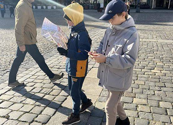 Grafika 18: Klasy piąte SP Wicko w krainie krasnali - wycieczka do Wrocławia