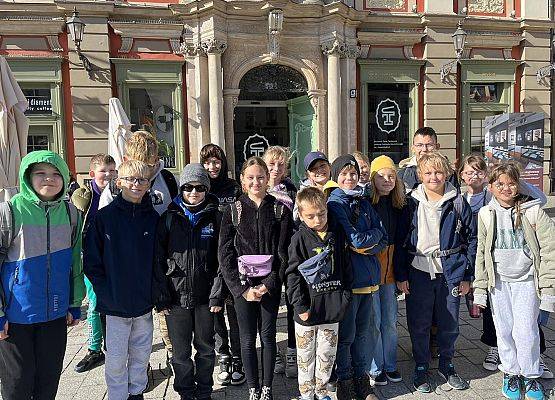 Grafika 26: Klasy piąte SP Wicko w krainie krasnali - wycieczka do Wrocławia
