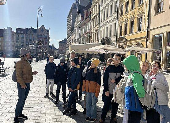 Grafika 27: Klasy piąte SP Wicko w krainie krasnali - wycieczka do Wrocławia