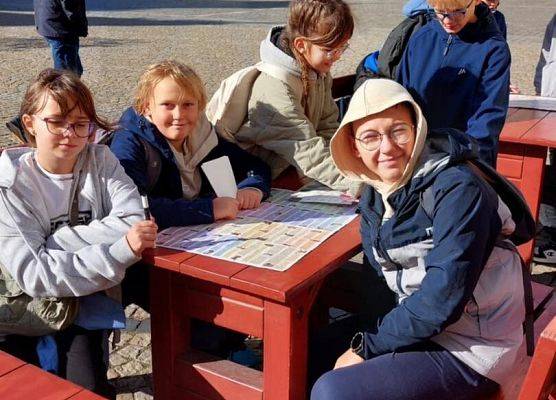 Grafika 30: Klasy piąte SP Wicko w krainie krasnali - wycieczka do Wrocławia