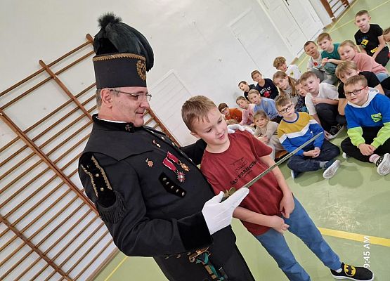 Grafika 2: Spotkanie uczniów klas I-III z górnikiem