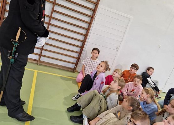 Grafika 3: Spotkanie uczniów klas I-III z górnikiem