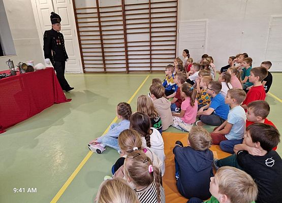 Grafika 4: Spotkanie uczniów klas I-III z górnikiem