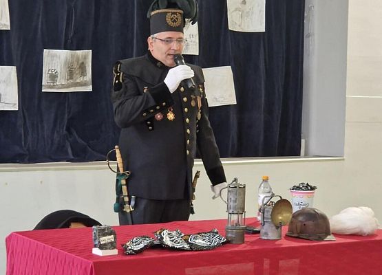 Grafika 5: Spotkanie uczniów klas I-III z górnikiem