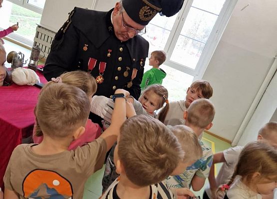 Grafika 6: Spotkanie uczniów klas I-III z górnikiem