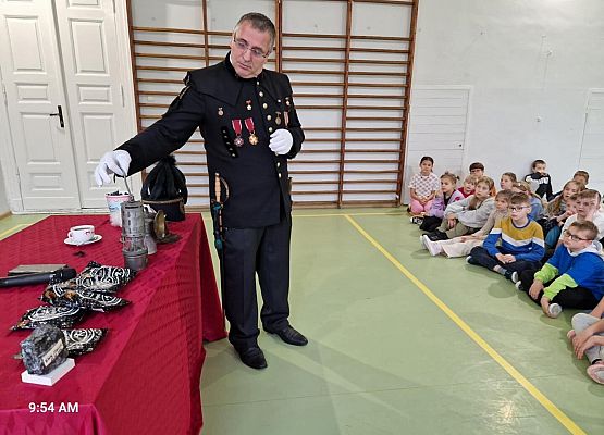Grafika 7: Spotkanie uczniów klas I-III z górnikiem