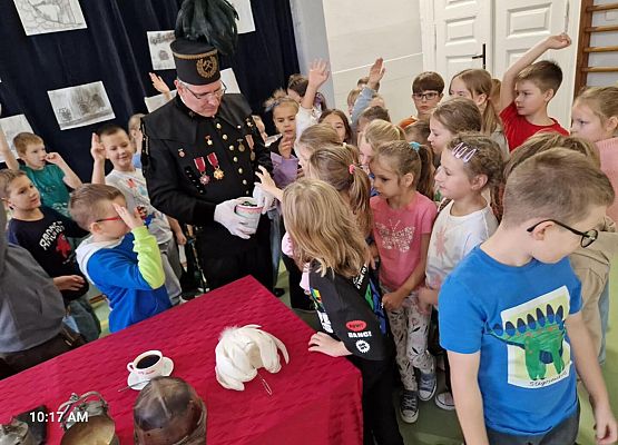 Grafika 11: Spotkanie uczniów klas I-III z górnikiem