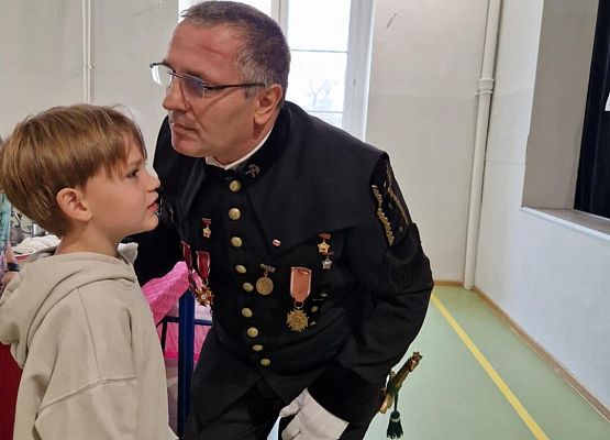 Grafika 12: Spotkanie uczniów klas I-III z górnikiem