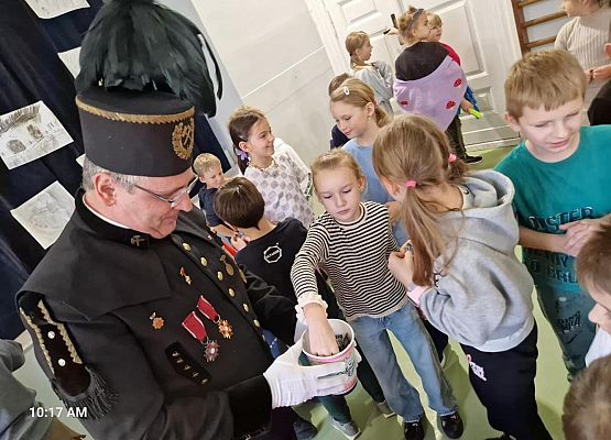Grafika 14: Spotkanie uczniów klas I-III z górnikiem