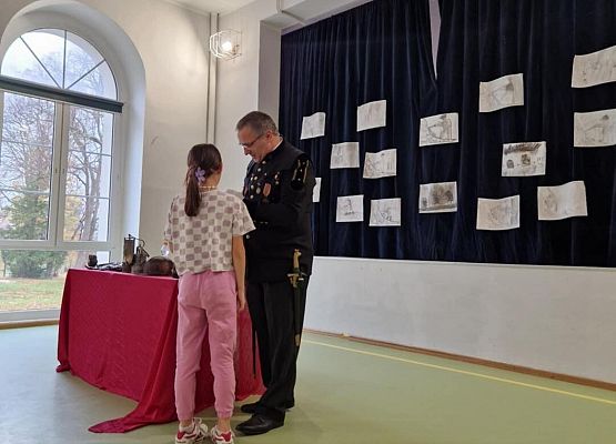 Grafika 16: Spotkanie uczniów klas I-III z górnikiem