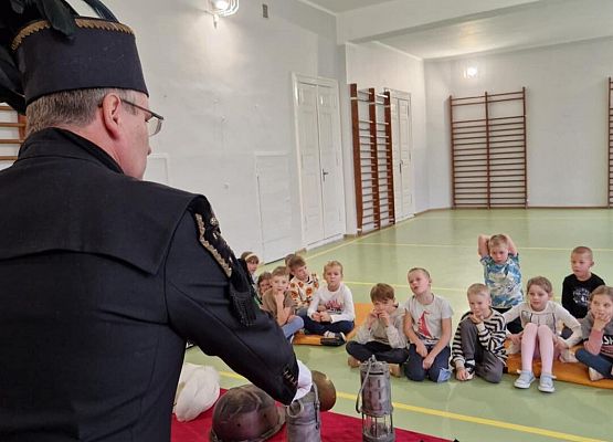 Grafika 21: Spotkanie uczniów klas I-III z górnikiem