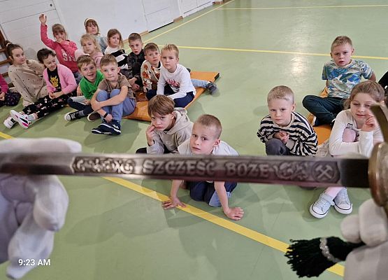 Grafika 24: Spotkanie uczniów klas I-III z górnikiem